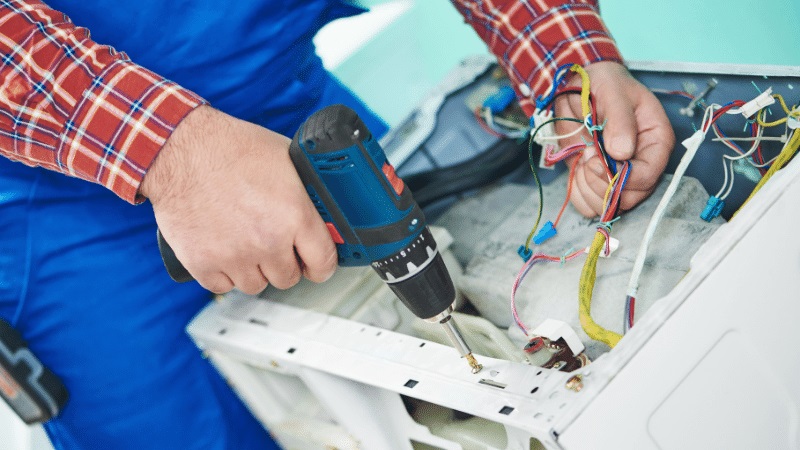 Köprübaşı Ariston Ariston çamaşır makinesi kart tamiri – Su almama arızası orijinal parça ile giderildi. - Teknik servis örneği